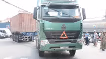 Ùn tắc nghiêm trọng sau vụ xe container đâm chết người