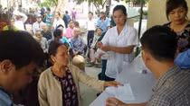 Cấp phát thuốc miễn phí và tặng quà cho đồng bào Quảng Nam