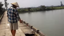 Đi ăn giỗ về, ba mẹ con ngã xe xuống sông