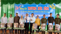 Đồng chí Trương Hòa Bình tặng quà Tết tại Cần Giuộc – Long An