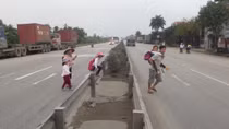 Tiềm ẩn nguy hiểm khi trèo qua dải phân cách trên QL5
