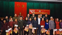 Trao quà Tết, gieo lòng nhân ái