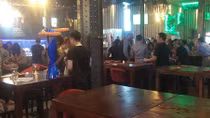 Hàng trăm thực khách đang say sưa "ngắm" vũ nữ ăn mặc hở hang