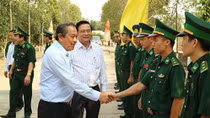 Phó Thủ tướng Trương Hòa Bình thăm và tặng quà Bộ đội Biên phòng tỉnh Long An