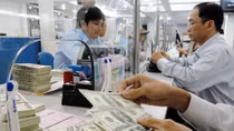 Tuần qua, giá vàng tăng mạnh, USD “rơi tự do”