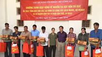 Tặng quà các gia đình khó khăn tại Cà Mau