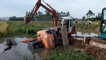 Lật máy xúc một thanh niên chết tại chỗ
