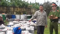 Hãi hùng phát hiện cơ sở tái chế dầu ăn tiêu thụ hàng ngàn lít ở Hà Nội