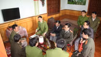 Thăm Công an xã bị thương khi làm nhiệm vụ