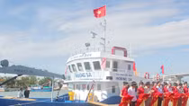 Ngư dân Ninh Thuận tiếp nhận tàu dịch vụ hậu cần nghề cá mang tên Hoàng Sa