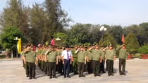 Thứ trưởng Bùi Quang Bền viếng nghĩa trang liệt sỹ CAND tại khu di tích An ninh TW cục miền Nam