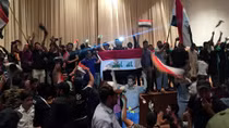 Người biểu tình tràn vào Nhà Quốc hội Iraq