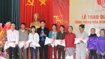 Báo An ninh Thủ đô trao quà tặng bà con nghèo tỉnh Quảng Bình