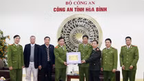 Thăm hỏi, tặng quà các gia đình liệt sỹ Công an tỉnh Hòa Bình