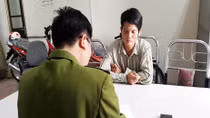 Vận động đối tượng truy nã ra đầu thú