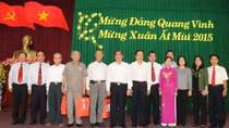 Đồng chí Lê Hồng Anh tặng quà cán bộ hưu trí quận Bình Thuỷ (Cần Thơ) 