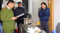 Đột kích xưởng sản xuất máy đánh bạc, thu giữ hàng nghìn bộ bài 'gắn chíp'