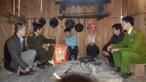 Món quà Xuân ấm lòng người Mường Lèo