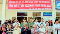 Rộn rã sắc xuân dưới trụ tua bin gió