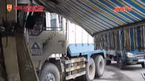 TP Hồ Chí Minh: Lao xe ben sập nhà dân 