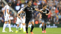 Pedro giúp Chelsea thắng trận đầu, dù Terry bị đuổi