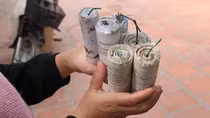Pháo nổ “ém” trong bao tải dứa nhập lậu bằng xuồng