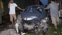 Bị tàu hỏa tông, Kia Morning "bắn" xa hàng chục mét
