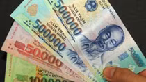 Khởi tố đối tượng vận chuyển gần 30.000 USD tiền giả