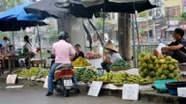 Hành vi họp chợ, mua bán hàng hóa trên hè phố bị xử lý như thế nào?