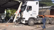 Xe đầu kéo mất lái, thùng container rơi xuống đường
