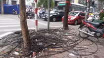 Vô tư “xả” rác viễn thông tại nhiều tuyến phố Thủ đô