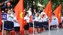Khoảnh khắc đáng yêu của học sinh lớp 1 ngày khai giảng
