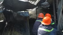 Cháy vựa phế liệu trong khu dân cư, hàng chục hộ dân may mắn thoát nạn