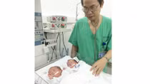 Nuôi dưỡng thành công cặp song thai 'cực nhẹ cân' đầu tiên ở Việt Nam