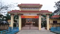 Cần xử phạt nghiêm nữ sinh lao lên bàn đánh cô giáo