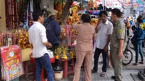 Hàng vạn du khách dâng hương tại chùa Bà