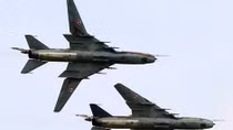 Trục vớt đuôi máy bay Su-22M4, tăng cường phương tiện tìm kiếm