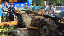 Máy cày bị lật trong lúc đổ đèo, tài xế tử vong