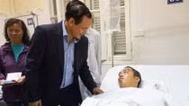 Lãnh đạo Bộ Giao thông Vận tải thăm hỏi cán bộ Cảnh sát giao thông bị xe tải tông