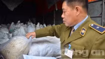 Phát hiện 6 tấn ngó sen, me chua rỉ nước hôi thối