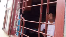 Tìm nạn nhân bị trộm bẻ chấn song sắt cửa sổ