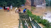 Công an Thanh Hóa giúp dân khắc phục hậu quả mưa lũ