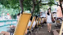 Hàng quán ‘bủa vây’ Hồ Tây