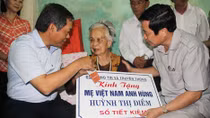 Tặng quà nhân kỷ niệm 68 năm Ngày Thương binh - Liệt sĩ