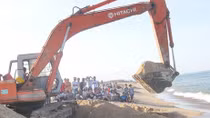 Nạo vét, khơi thông cửa biển Đà Diễn cho hàng trăm tàu thuyền ra khơi