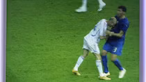 Con trai Zidane tái hiện cú húc đầu của bố