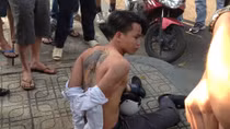 Quần chúng bắt hai đối tượng trong băng nhóm dàn cảnh
