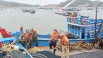 Lực lượng Công an nhân dân: Giúp dân chống bão