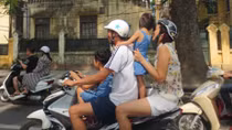 Nhiều bậc phụ huynh ‘quên’ đội mũ bảo hiểm cho trẻ