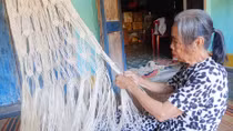 Những phụ nữ đan ‘võng trị phong’ giữa biển khơi